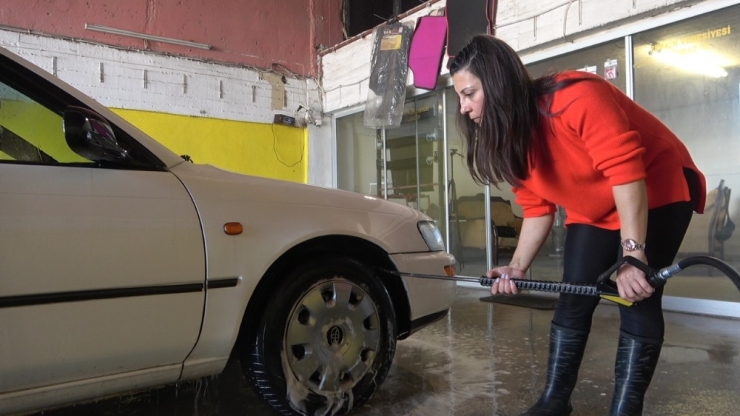 O Sanayi Sitesinin Tek Kadın Oto Yıkamacısı