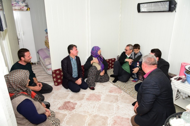 Vali Deniz, Depremzedelerle Buluştu