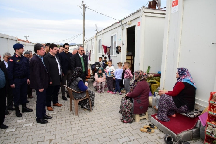 Vali Deniz, Depremzedelerle Buluştu