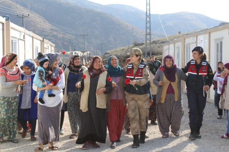 Depremzede Kadınlar Unutulmadı