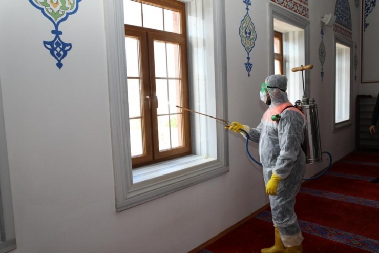 Didim’de Camiler Dezenfekte Ediliyor