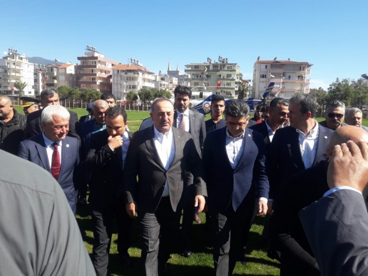 Bakan Çavuşoğlu İdlib Şehidinin Ailesini Ziyaret Etti