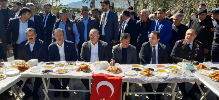 Bakan Çavuşoğlu İdlib Şehidinin Ailesini Ziyaret Etti