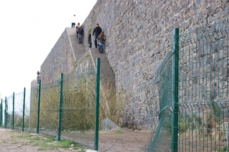 Diyarbakır Surlarında ’Selfie’ Çılgınlığının Önüne Geçilemiyor