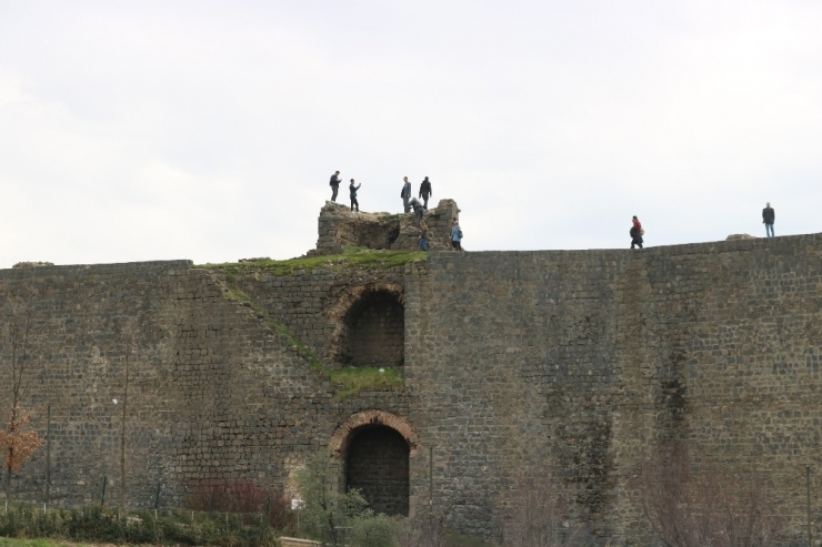 Diyarbakır Surlarında ’Selfie’ Çılgınlığının Önüne Geçilemiyor