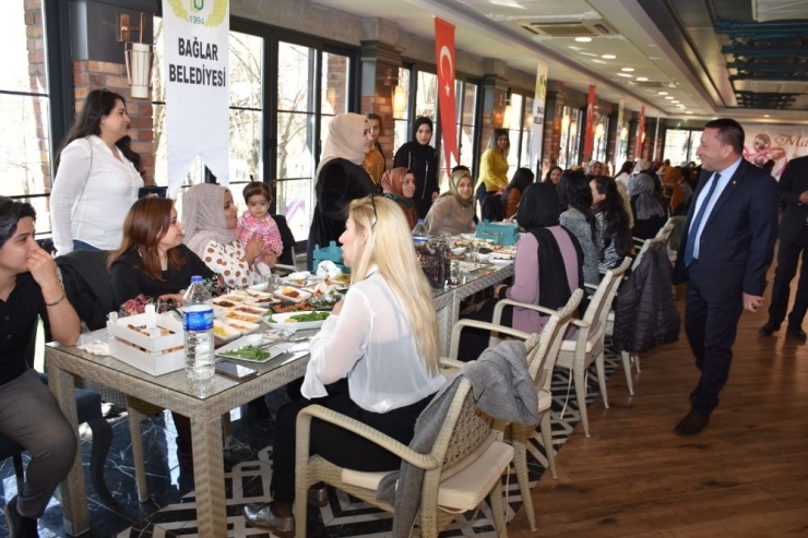 Başkan Beyoğlu Belediyenin Kadın Çalışanlarıyla Bir Araya Geldi