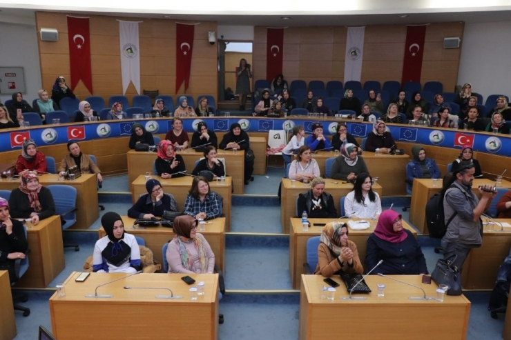 Dr. Özlü, Kadınların Günlerini Hediyeler İle Kutladı