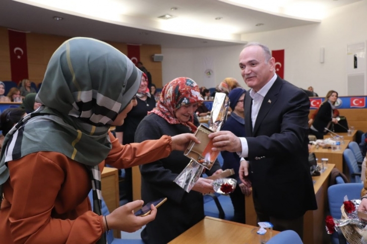 Dr. Özlü, Kadınların Günlerini Hediyeler İle Kutladı