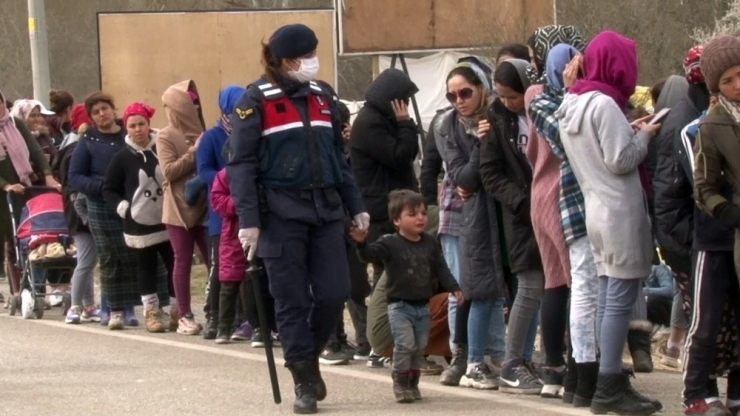 Kadın Komutan Mültecilerin Gönlünü Fethetti