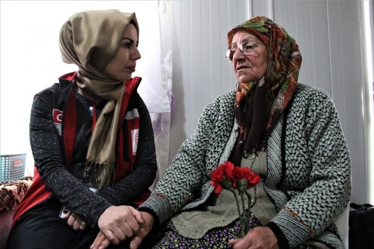 76 Yaşındaki Depremzede Naciye Teyzeye Kadınlar Günü Sürprizi