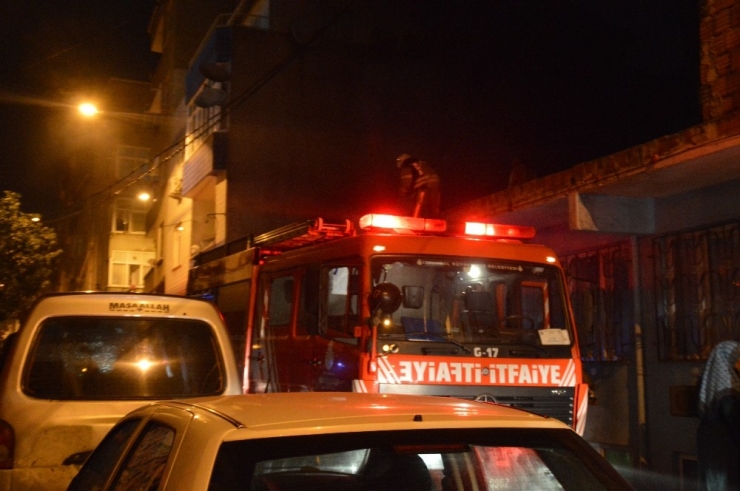 Esenler’de Gecekondunun Çatısı Alev Alev Yandı