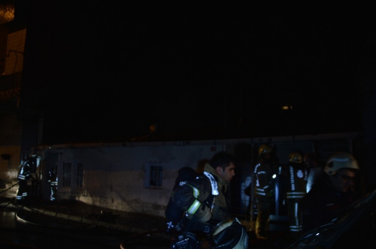 Esenler’de Gecekondunun Çatısı Alev Alev Yandı