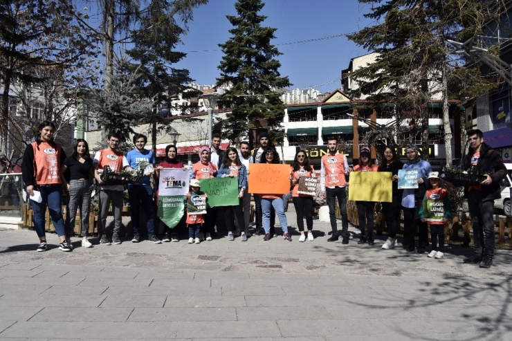 Tema Vakfından Kadınlar Gününde 81 Kadına 81 Çiçek