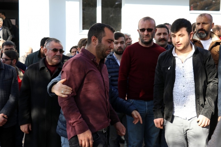 Balık Havuzuna Düşerek Boğulan Minik Beren Son Yolculuğuna Uğurlandı