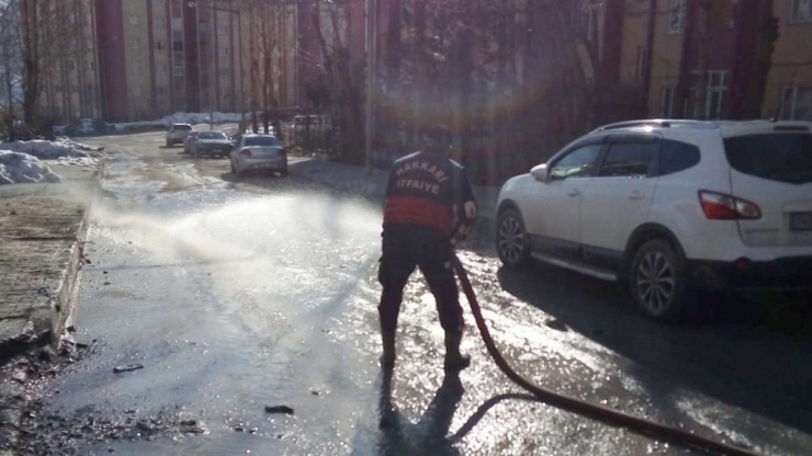 Hakkari’de Cadde Ve Sokaklar Tazyikli Suyla Yıkandı