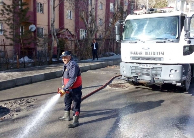 Hakkari’de Cadde Ve Sokaklar Tazyikli Suyla Yıkandı