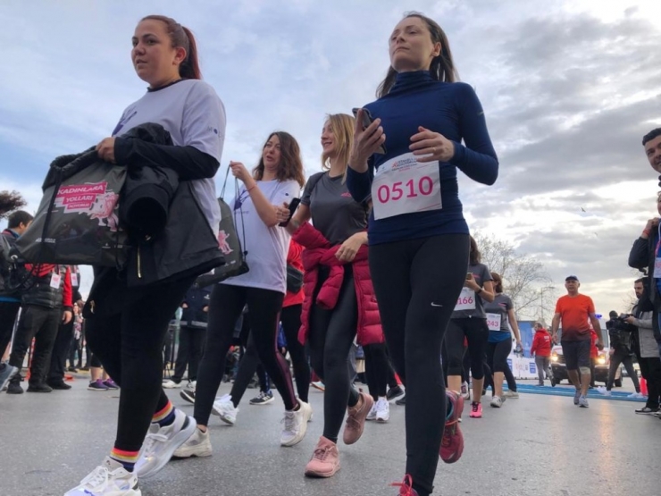 Kadıköy’de 8 Mart Dünya Kadınlar Günü’nde Binlerce Kadın Koştu