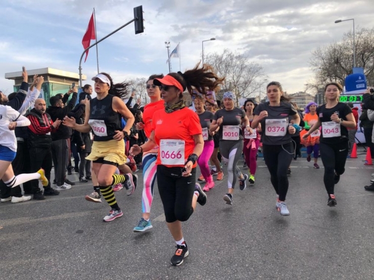 Kadıköy’de 8 Mart Dünya Kadınlar Günü’nde Binlerce Kadın Koştu