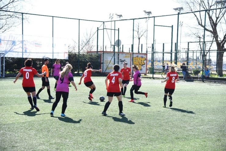 Kadınlar Önce Futbol Oynadı, Sonra Halay Çekip Dans Etti