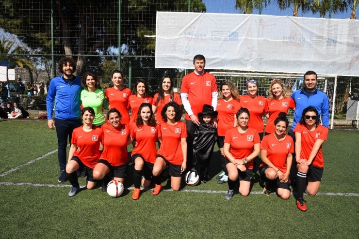 Kadınlar Önce Futbol Oynadı, Sonra Halay Çekip Dans Etti