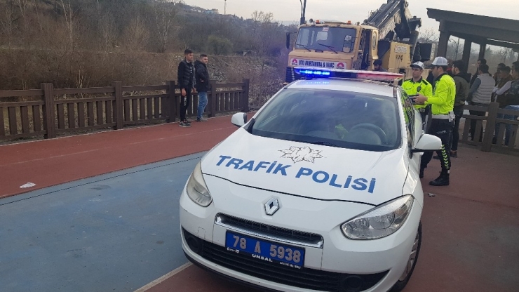 Otomobili Sulara Gömülmekten Çalılıklar Kurtardı