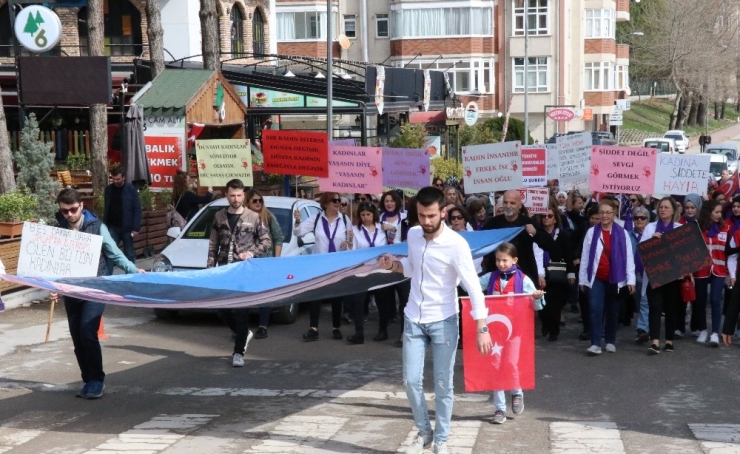 Safranbolu’da Kadınlardan ‘Farkındalık Ve Dayanışma’ Yürüyüşü