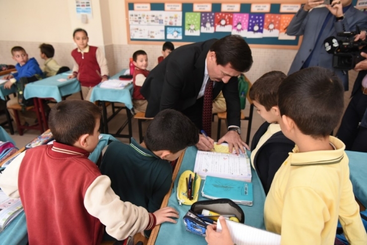 Başkan Kılca’dan Okullara Halı Saha Müjdesi