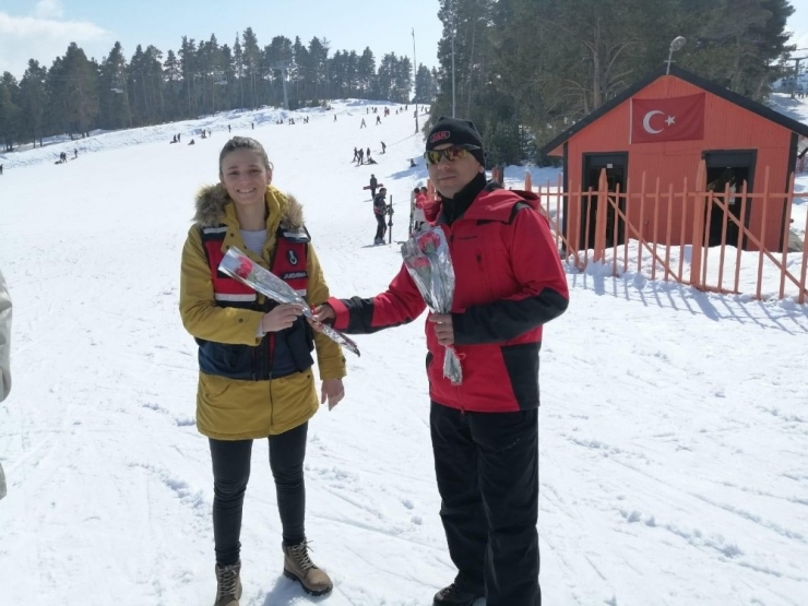 Sarıkamış Jandarma Arama Kurtarma Timleri, Dünya Kadınlar Günü Dolayısıyla Karanfil Dağıttı