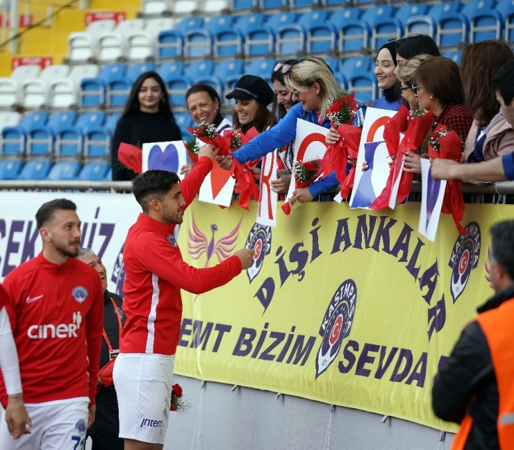 Kasımpaşalı Futbolcular Kadın Taraftarlara Çiçek Hediye Etti