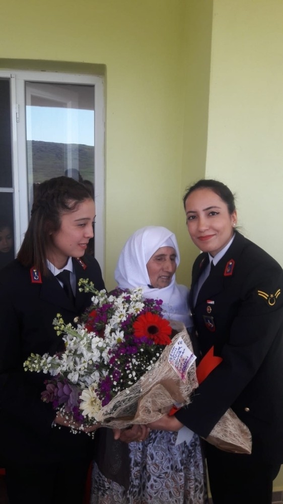 Jandarma’dan 107 Yaşındaki Nineye Kadınlar Günü Sürprizi
