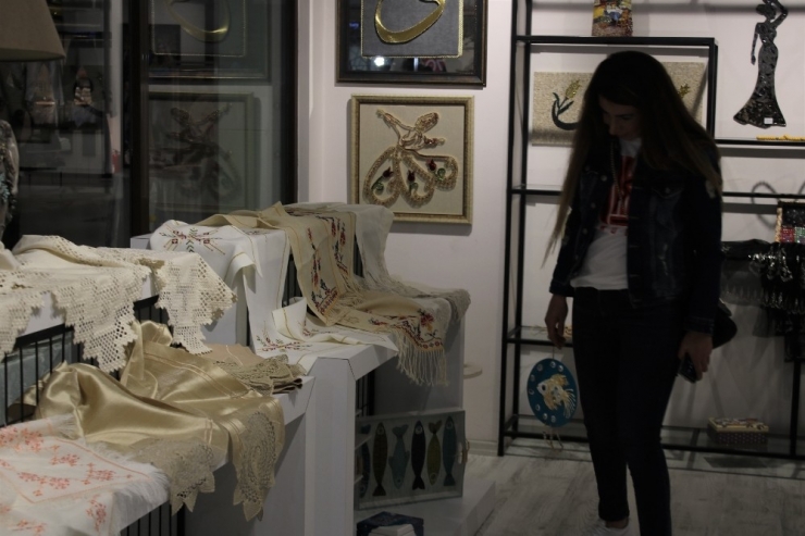 Bu Mağazada Ev Hanımlarının Ürettiği ’El Emeği’ Ürünleri Satılıyor