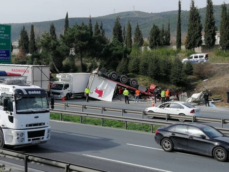 Tem’de Devrilen Tırdaki Yüzlerce Kiloluk Et Yola Saçıldı: 2 Yaralı
