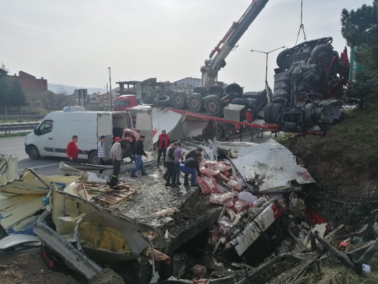 Tem’de Devrilen Tırdaki Yüzlerce Kiloluk Et Yola Saçıldı: 2 Yaralı