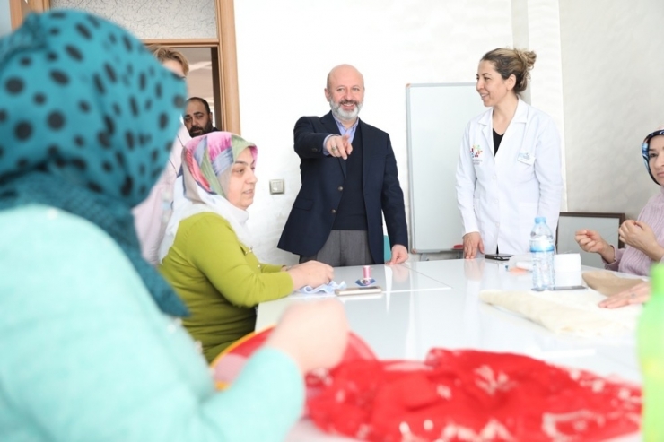 Başkan Çolakbayrakdar, "Projelerimizde Kadınlara Her Zaman Pozitif Ayrımcılık Yapıyoruz"