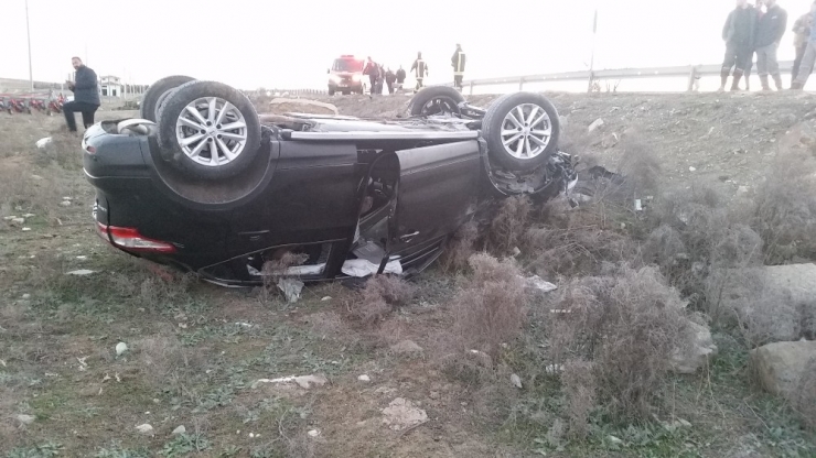 Düğün Konvoyunda Otomobil Takla Attı: 2 Yaralı