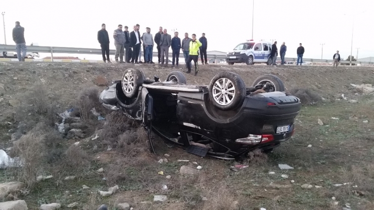 Düğün Konvoyunda Otomobil Takla Attı: 2 Yaralı