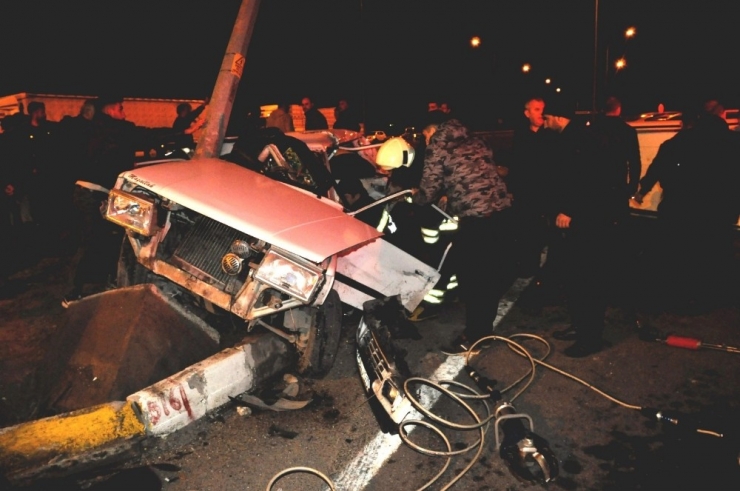 Hafif Ticari Araçla Otomobil Çarpıştı: 1 Ölü, 9 Yaralı