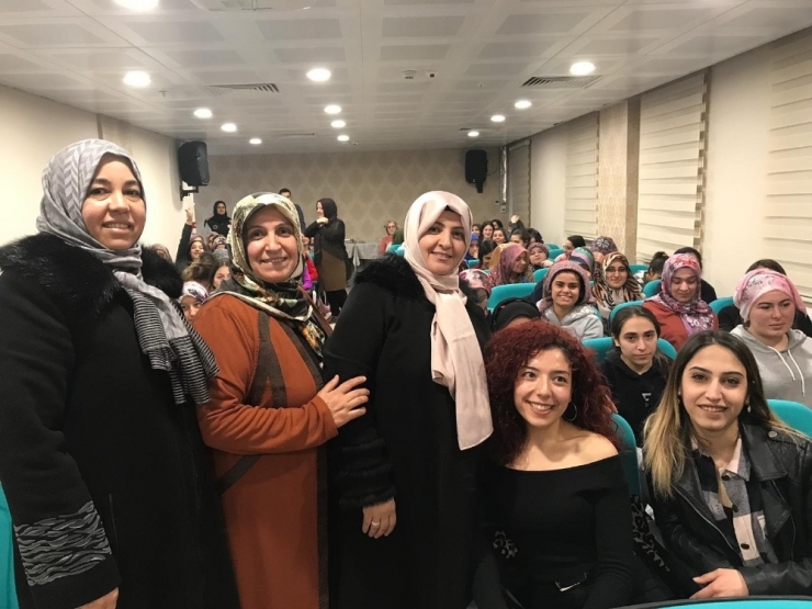 Kadın Girişimci Öğrencilere İşletmesinin Kuruluş Serüvenini Anlattı