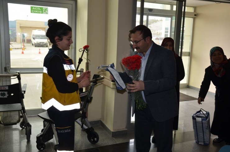 Başkan Doğan, Hastane Çalışanı Kadınları Ve Hastaları Ziyaret Edip Gül Ve Hediyeler Verdi