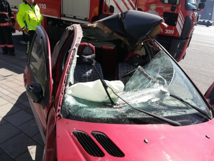 Otomobil Reklam Panosuna Çarptı: 1 Yaralı