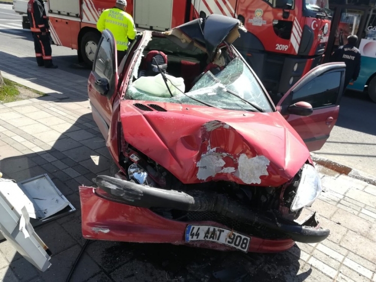 Otomobil Reklam Panosuna Çarptı: 1 Yaralı