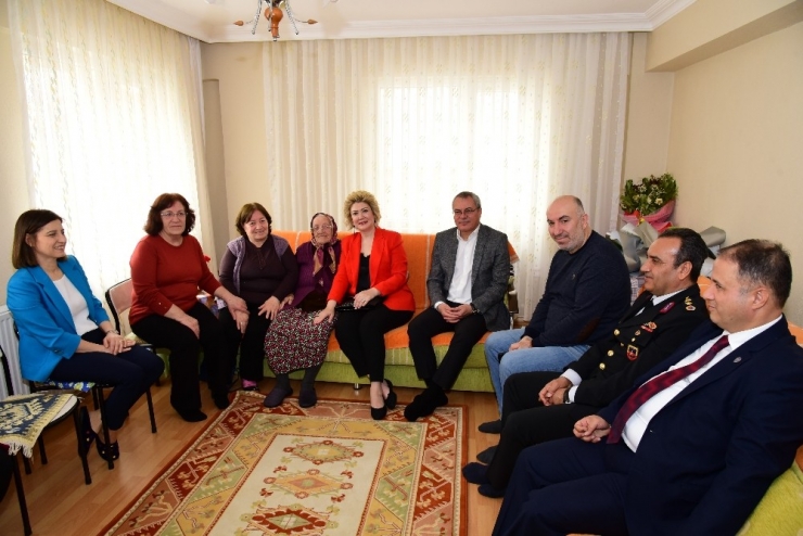 Vali Deniz Ve Eşi, Şehit Annesinin ’Kadınlar Günü’nü Kutladı