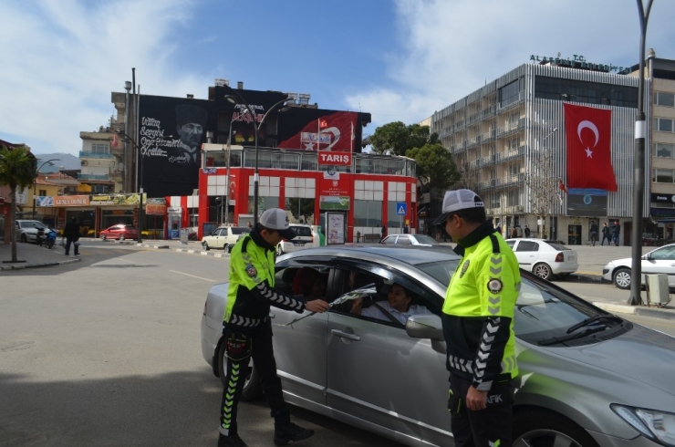 Alaşehir Ve Selendi Polisinden Kadın Sürücülere Çiçek