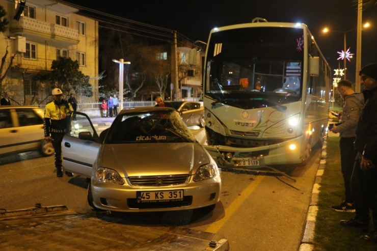 Manisa’da Halk Otobüsüyle Otomobil Çarpıştı