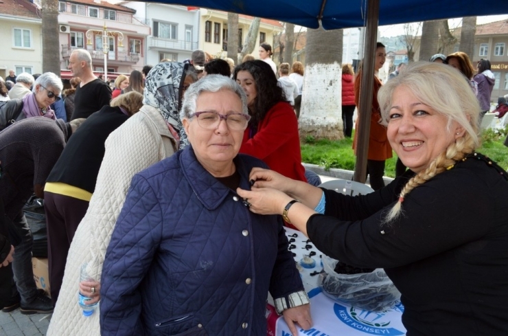 Kadınlar Pembe Yerine Siyah Kurdele İle Alanlarda