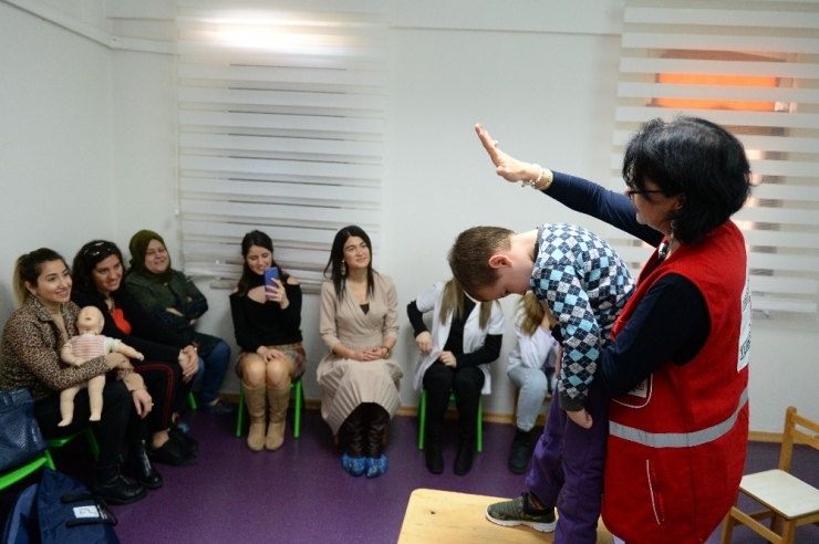 Muratpaşa Kreşlerinde İlk Yardım Eğitimi