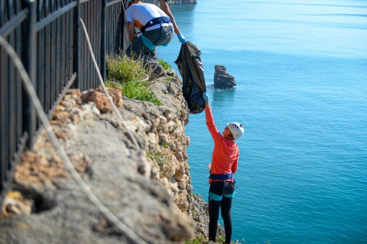 Falezlerde Temizlik Çalışması