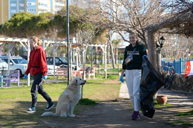 Falezlerde Temizlik Çalışması