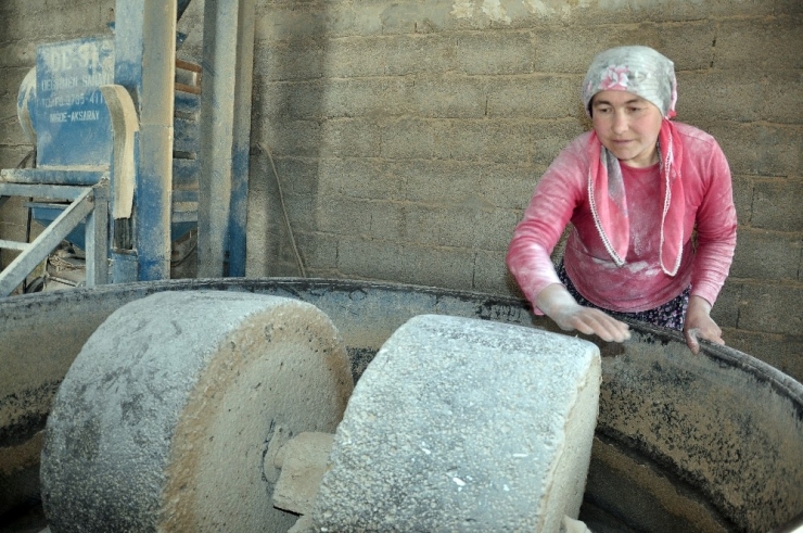 8 Köyün Değirmeni 4 Çocuk Annesi Kadına Emanet