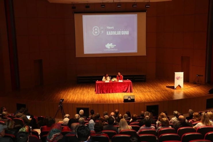 ‘Siyaset, Hukuk Ve Medyada Kadın Algısı Ve Hakları’ Paneli Düzenlendi